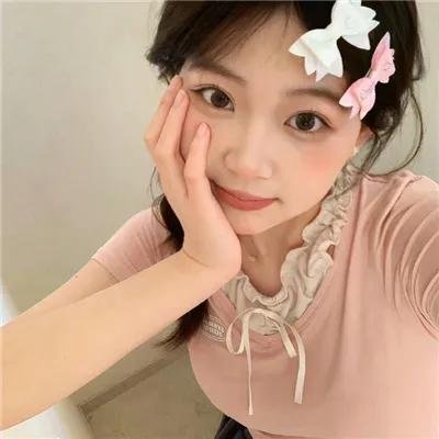 伊塞克湖的猩红色罂粟花